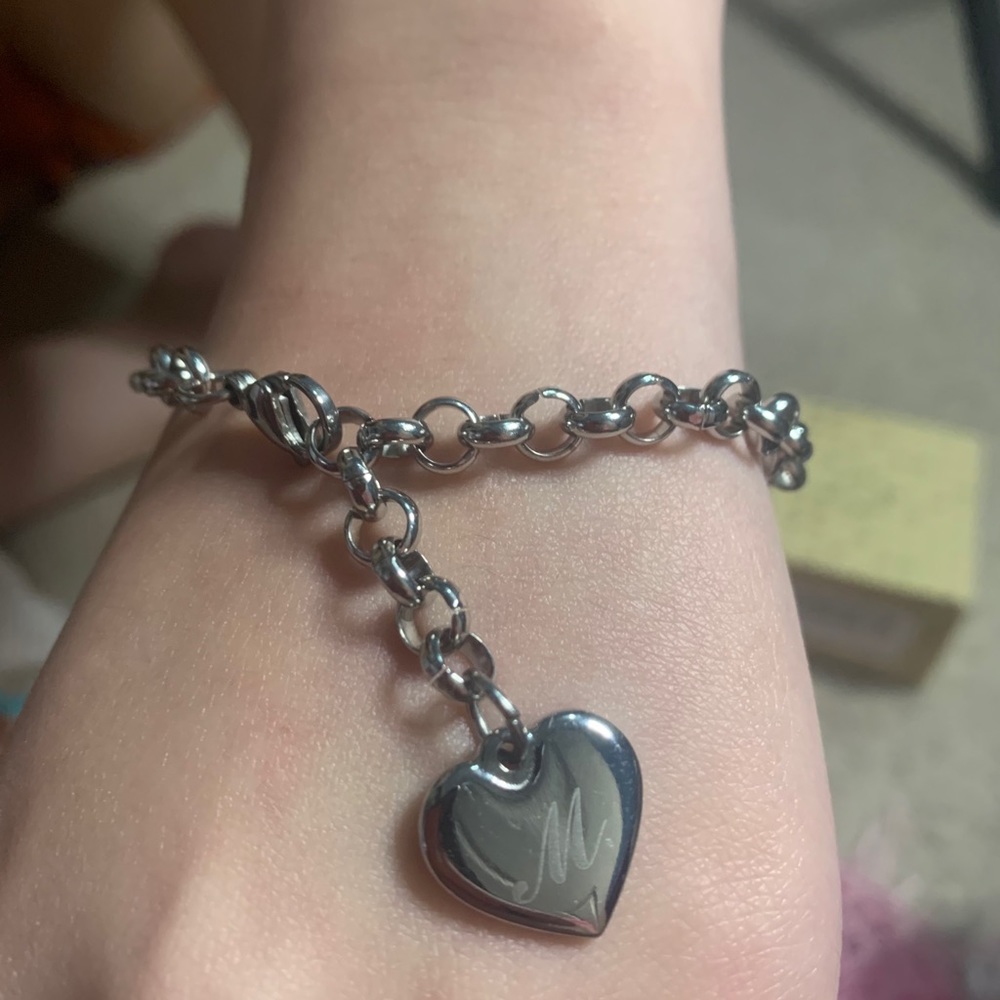Chain bracelet with the meter “M” on it